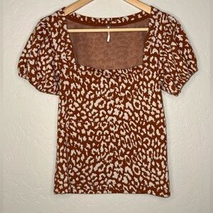 VGC • Free People Brown Leopard Print Puff Sleeve Tee